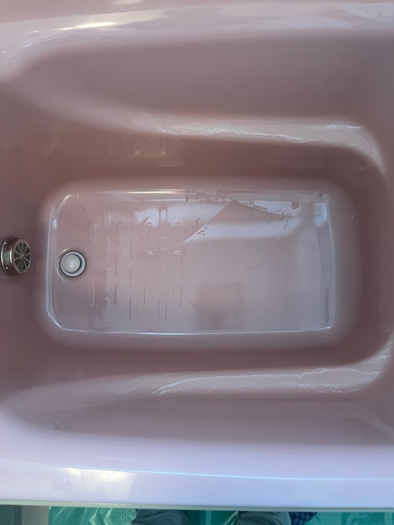 ひび割れしている人工大理石浴槽