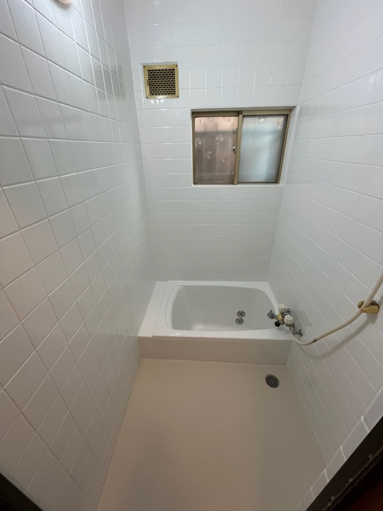 塗装したタイル張りの浴室