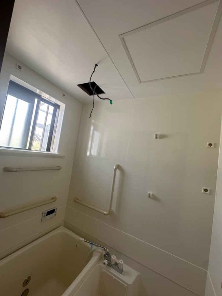 天井にパネルを張ったユニットバス