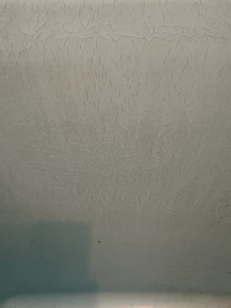 ひび割れているFRP浴槽