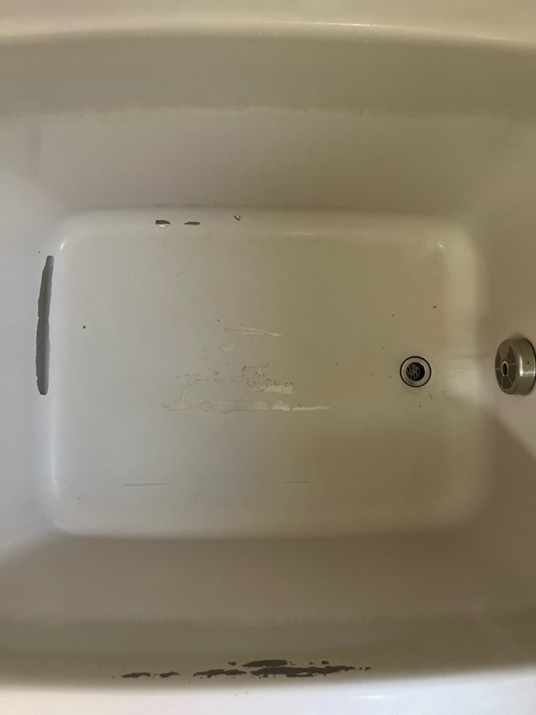 剥がれてステンレス素地が剝き出しになった浴槽