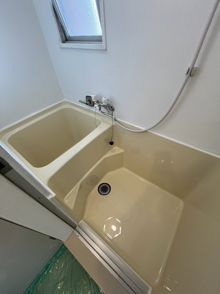 アイボリー色で塗装したハーフユニットバス