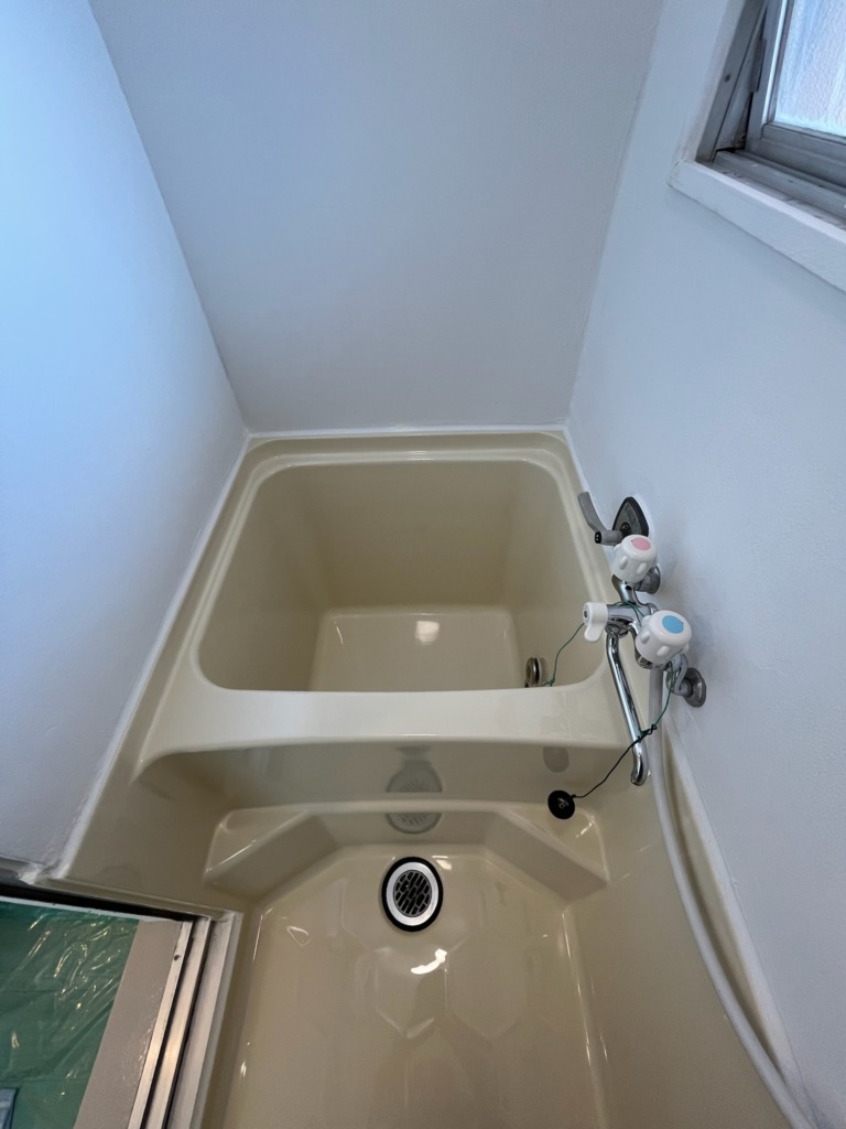 アイボリー色で塗装したハーフユニットバス