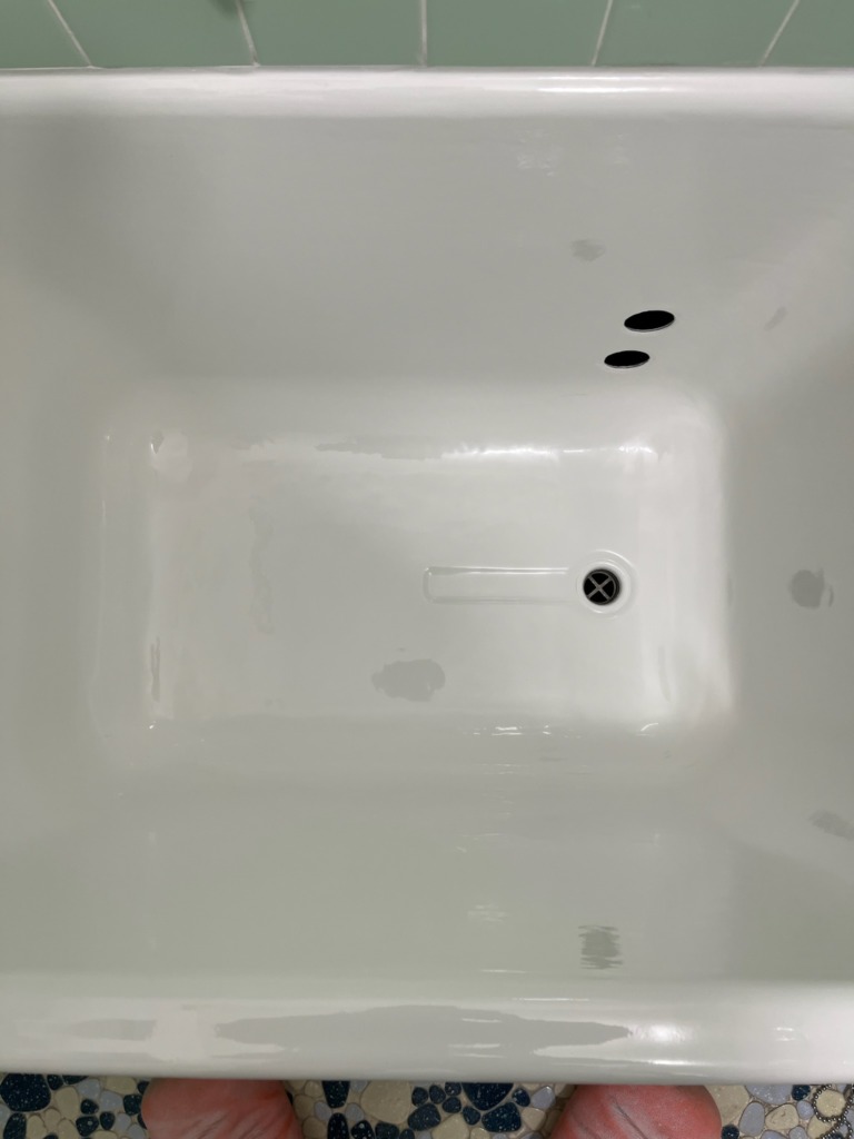 真っ白で光沢があり、サビ痕が見当たらず滑らかな表面に仕上がったホーロー浴槽