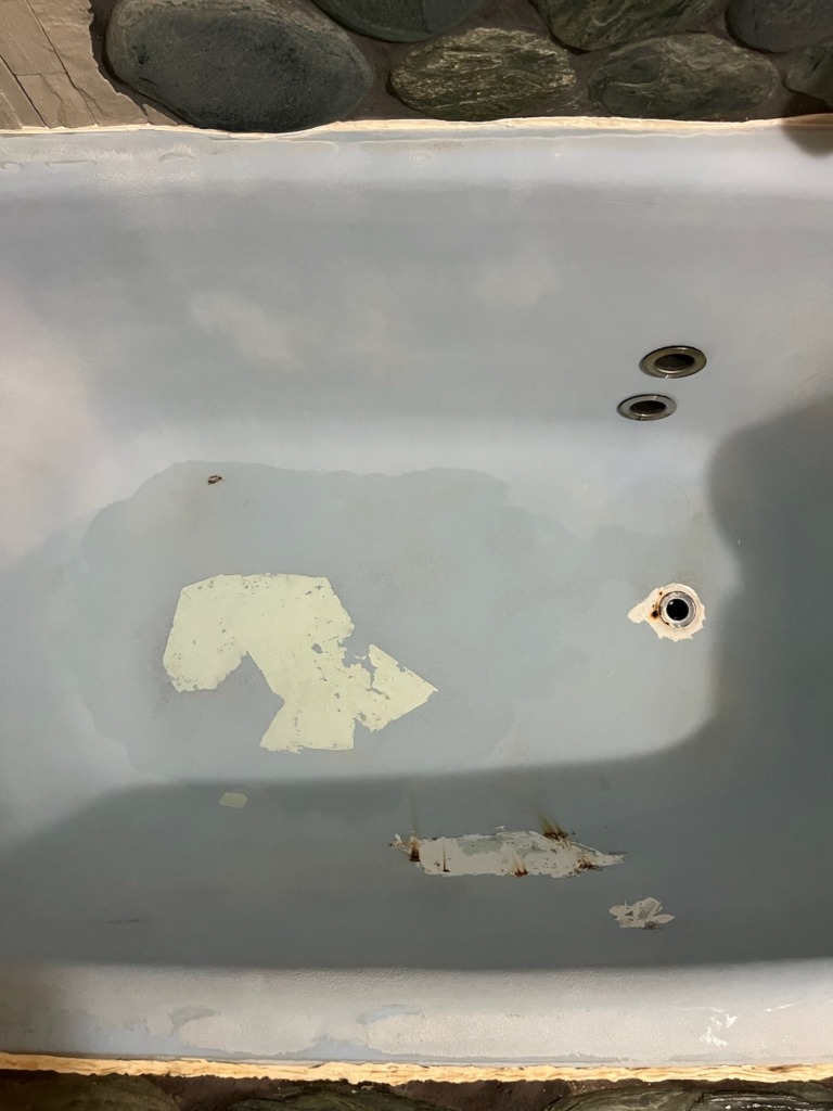 錆びの補修跡があるホーロー浴槽