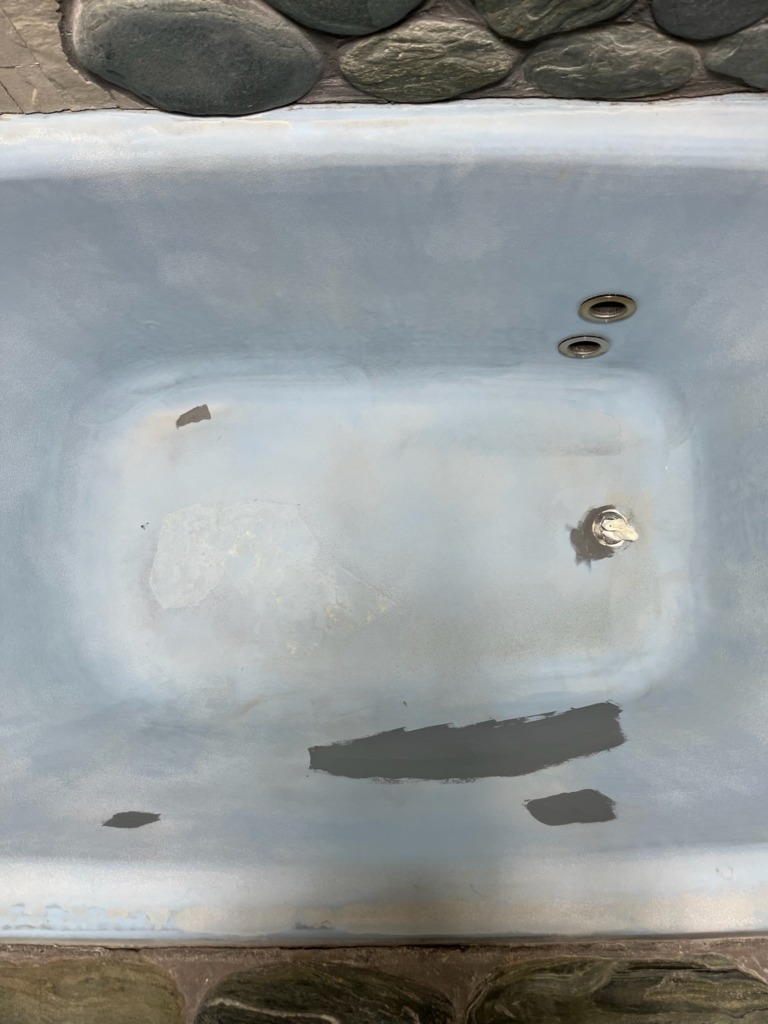 錆びを補修しているホーロー浴槽