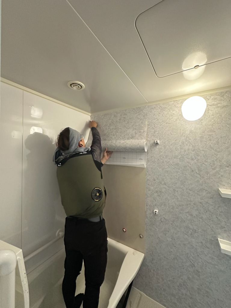 ユニットバス壁面に装飾シート施工中