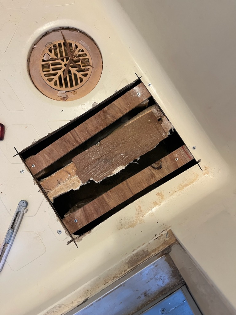 開口部を束と木材で下地作成