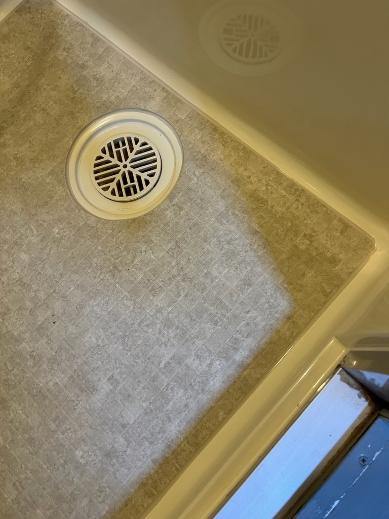 開口部をFRP防水後、浴室床用シートを張った状態