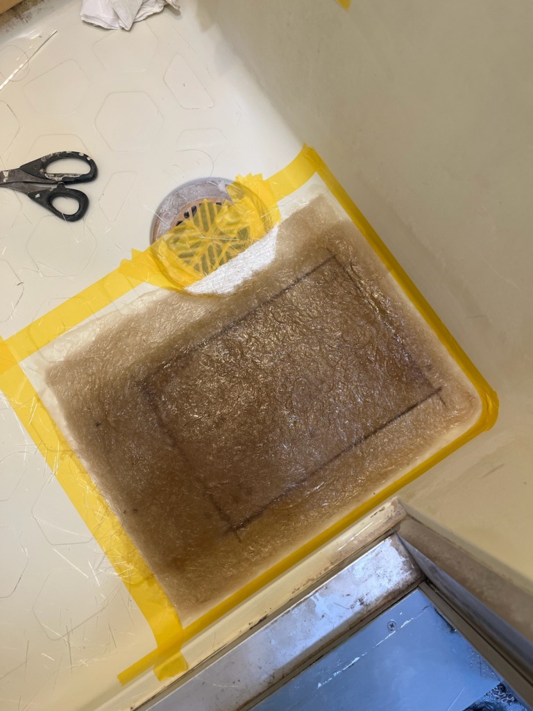 開口部を補強後、FRPで防水