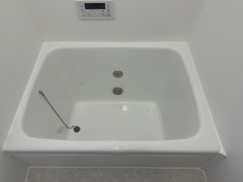 真っ白に塗装されたFRP浴槽