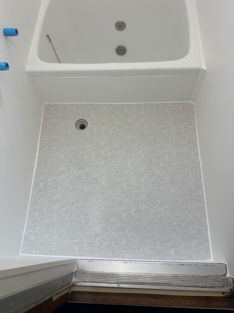 バスナリアルデザインを張った在来浴室の床