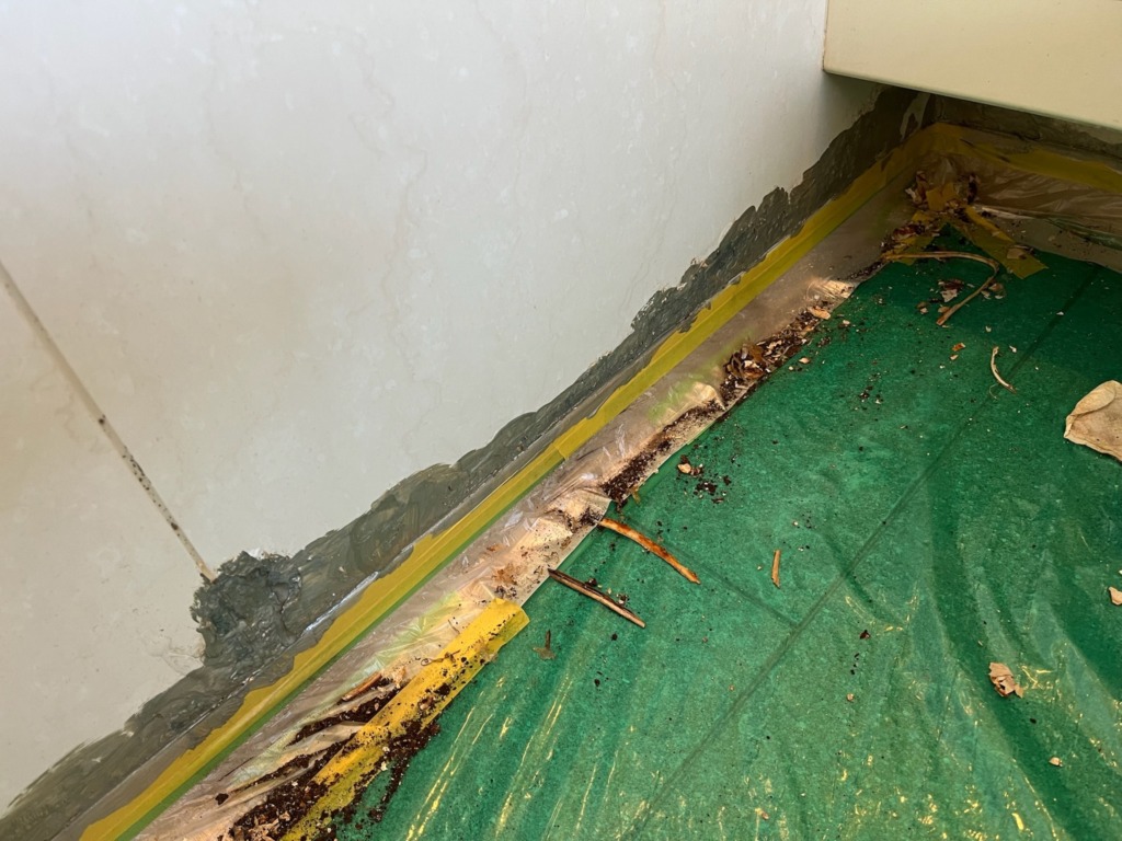 壁面下部、錆撤去と錆処理完了